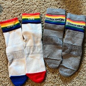 2 pairs of women’s large Lululemon rainbow socks.